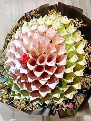 Bó hoa to khổng lồ hoa tiền