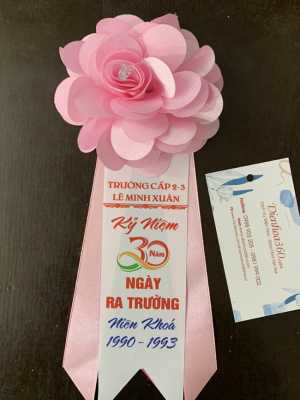 Hoa cài ngực đại biểu màu hồng